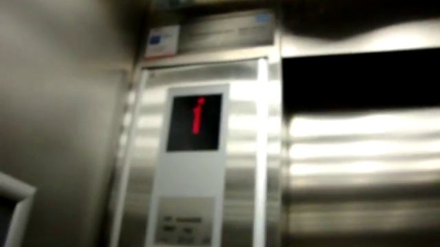 Old modernized KONE Traction Elevator/Lift at SOKOS Helsinki Department Store, Helsinki смотреть онлайн