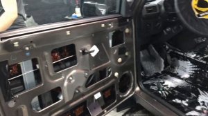 LADA 4x4 (Нива) шумоизоляция Комфортмат. Штатная изоляция зачастую разочаровывает своим качеством.