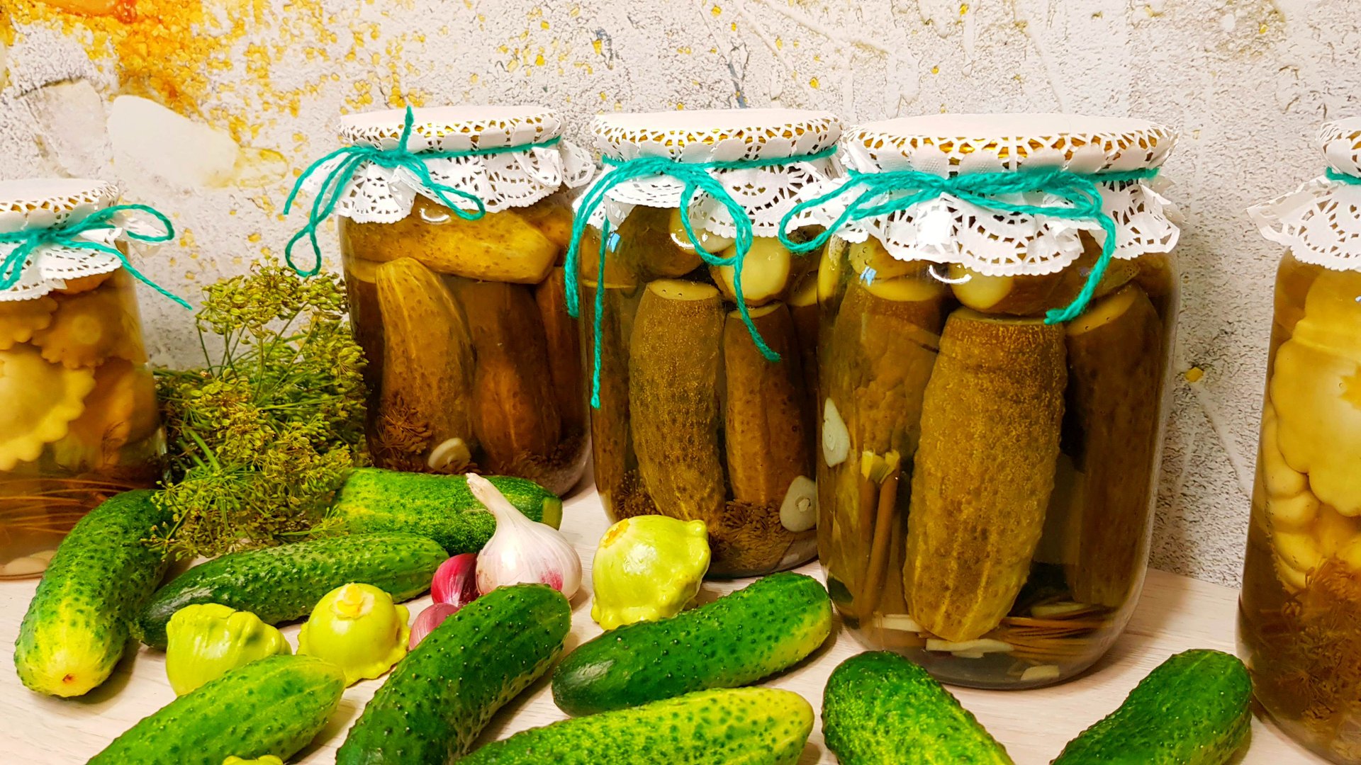 Делаем заготовки на зиму – маринуем огурчики! Обалденные хрустящие, ароматные маринованные огурцы! смотреть онлайн