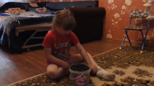 КСЮША КУШАЕТ ЯГОДЫ смотреть онлайн