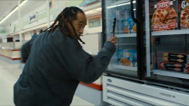 Разборки в супермаркете (сцена из комедийного боевика "Семейный план/The Family Plan", 2023) смотреть онлайн