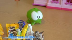 Видео с игрушками Ам Ням кушает Натс, Сникерс, Баунти, Милки Вей, ММ Демс, Несквик, обжора Ам Ням
