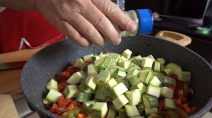 Тушеные кабачки с помидорами и перцем