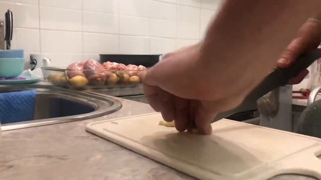 Куриные бёдра с молодой картошкой на 23 февраля смотреть онлайн