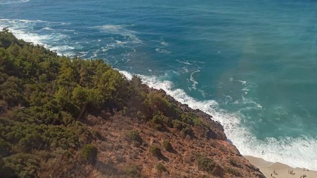 Фуникулер (канатная дорога) в Алании, Турция. Сильный ветер,поднят красный флаг. смотреть онлайн