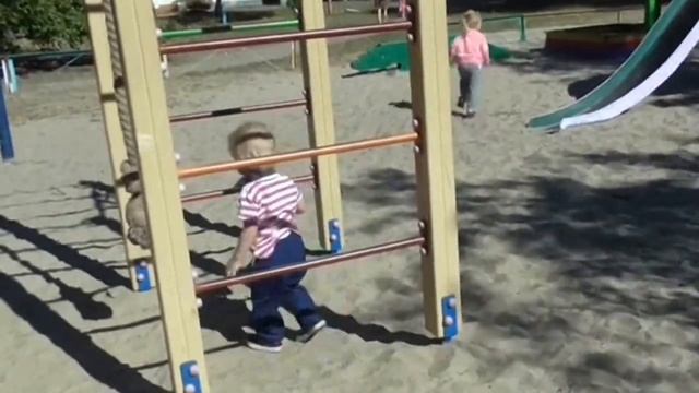 Прогулка на скромной детской площадке. А мама гуляет по своему. смотреть онлайн