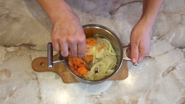 Как замариновать селедку на Новый Год . Сельдь маринованная рецепт. Селедка по домашнему смотреть онлайн