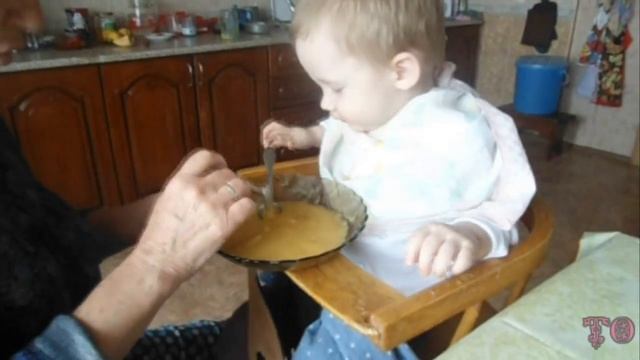 ЕДЯТ ДЕТИ, КАК НАУЧИТЬ РЕБЕНКА ДЕРЖАТЬ ЛОЖКУ И ЕСТЬ САМОСТОЯТЕЛЬНО смотреть онлайн