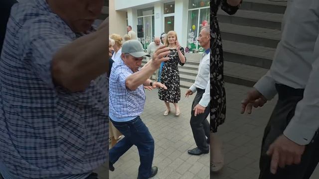 27.05.23г..."ЧУБЧИК КУЧЕРЯВЫЙ"...на танцполе в Гомельском парке.?????❤️?? смотреть онлайн
