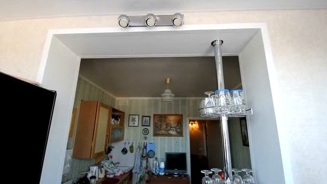 Пример присоединения маленькой кухни к лоджии, столешница вместо кухонного стола 8 B смотреть онлайн