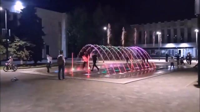 Площадь перед ДК "Корабел", фонтан, вечер (архив,лето 2023 г.) смотреть онлайн