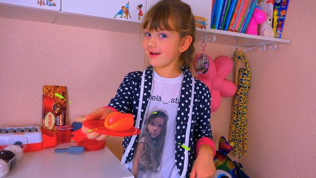 Что случилось с МАМОЙ? ЭСТЕЛА выбирает разные ПРОФЕССИИ, ИГРАЮТ в ресторан и магазин для детей смотреть онлайн
