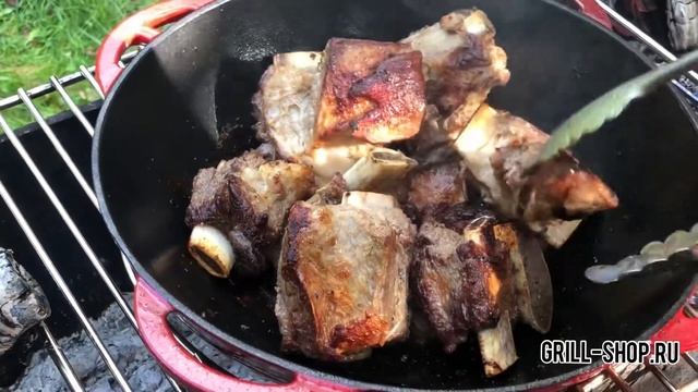 Говяжьи ребра с овощами в красном казане Forester на мангале? смотреть онлайн