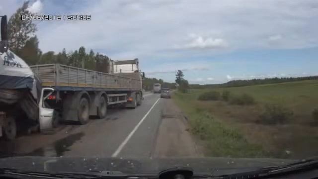 Газель ушла под фуру смотреть онлайн