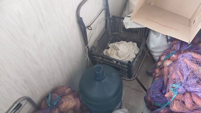 Всё на балконе набросано. Убираюсь.