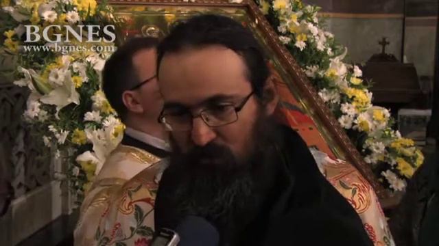 Дълга върволица пред чудотворната икона „Света Богородица-Всецарица” в катедралата „Св. Ал. Невски смотреть онлайн