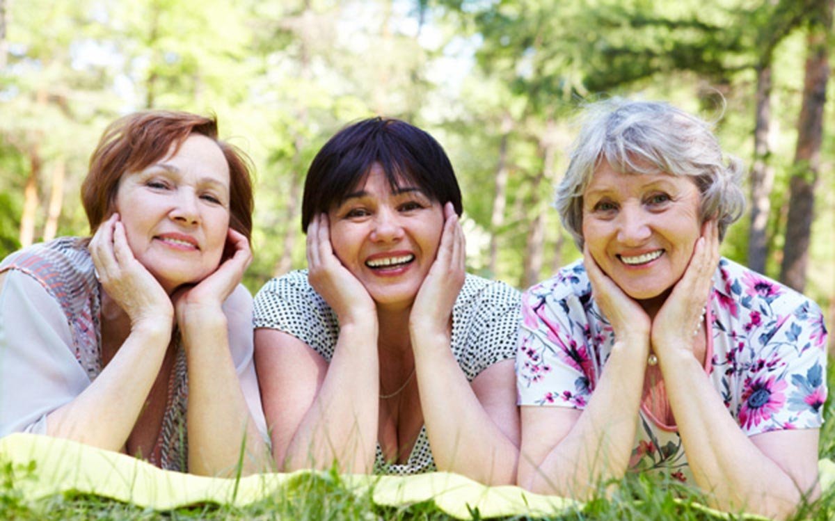 Господи, храни моих подруг, Милых моих умниц и красавиц.... Стихи о жизни.