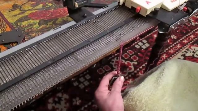 Вяжем шнурочки на вязальной машине Нева 5 смотреть онлайн