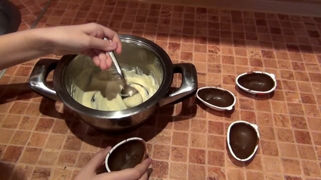 Делаем шоколадное яйцо Киндер Сюрприз.Рецепт. We make a Kinder Surprise egg смотреть онлайн