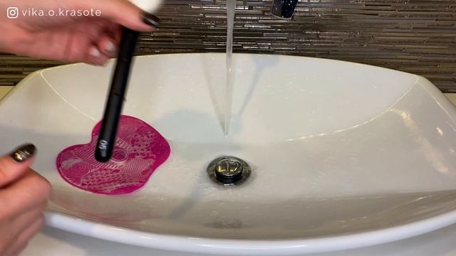 Узнайте простой способ очистки кистей для макияжа! смотреть онлайн
