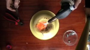 Достаем цинк из солевых батареек.