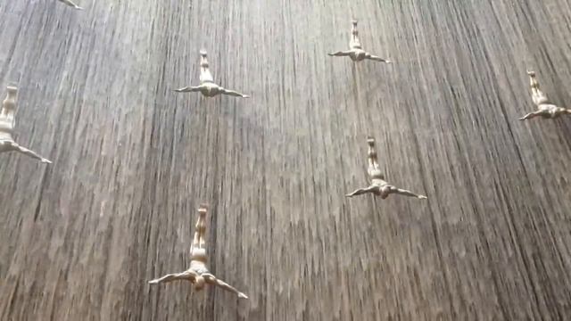 Waterfall with pearl divers in Dubai Mall смотреть онлайн