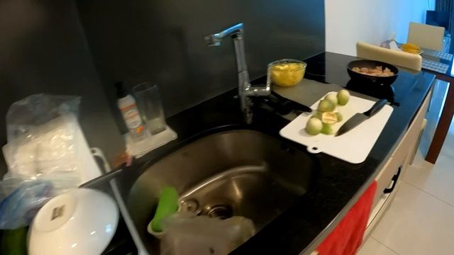 Готовлю зелёный карри, острый густой суп в тайском стиле. グリーンカレーを作りました。辛いですがいくら食べても飽きない味です。