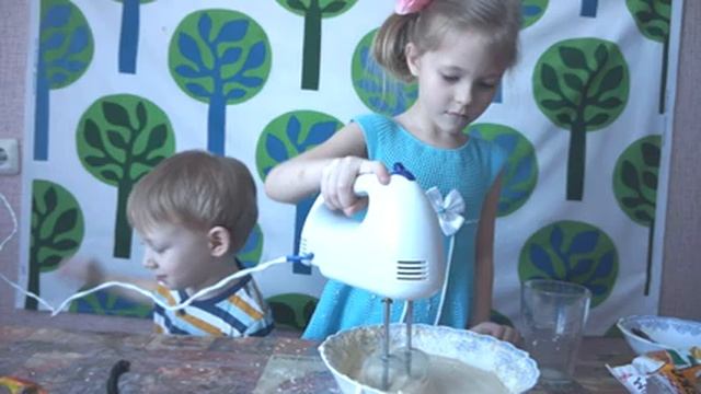 Ксюша и Стёпа готовят сами кекс смотреть онлайн