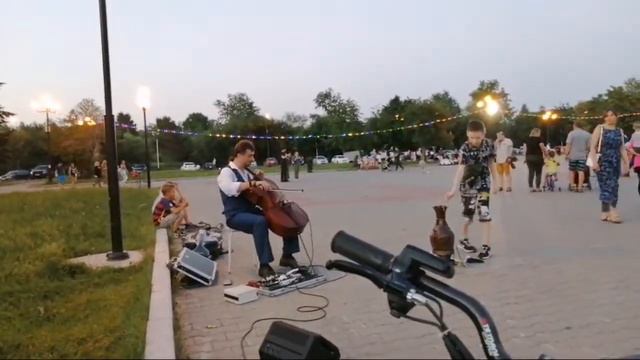Басы онлайн! Уличный концерт виолончели. смотреть онлайн