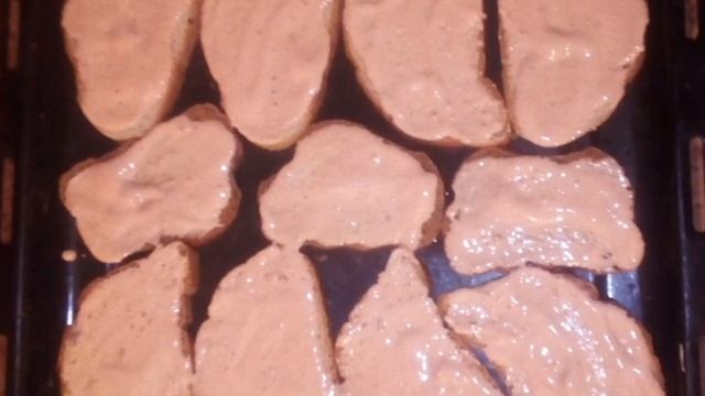Горячие бутерброды с колбасой и сыром в духовке. смотреть онлайн