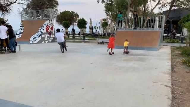Самокат Scooter!!! Влог Жасмина тестирует новый самокат с дымом! New scooter! смотреть онлайн