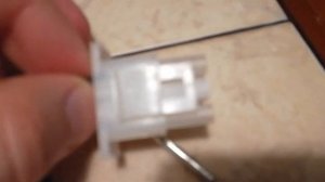 Ремонт холодильника indesit замена термореле. Достаем контакты из разъема