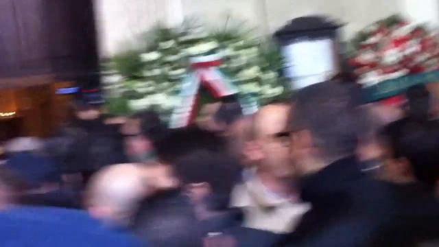 Funerali di Pino Rauti, contestazione a Gianfranco Fini смотреть онлайн