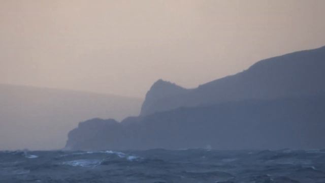 Тихий океан, Охотское море, пролив Буссоль, остров Симушир, от мысов Птичий и Аронт до мыса Роллин. смотреть онлайн