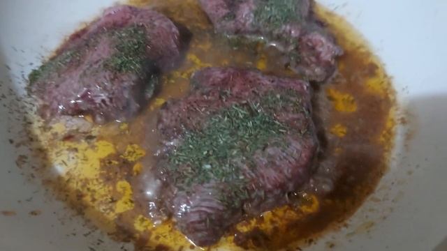 Стейк "Тендер" из мраморной говядины Black Angus на сковородке смотреть онлайн