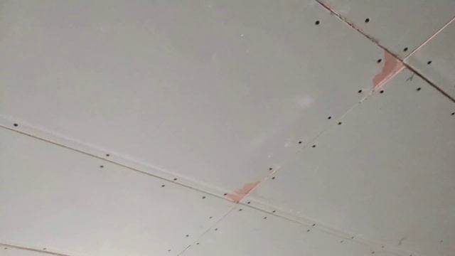 зашил гипсокартон потолок и приступил к обшивки стен все закончилось смотреть онлайн