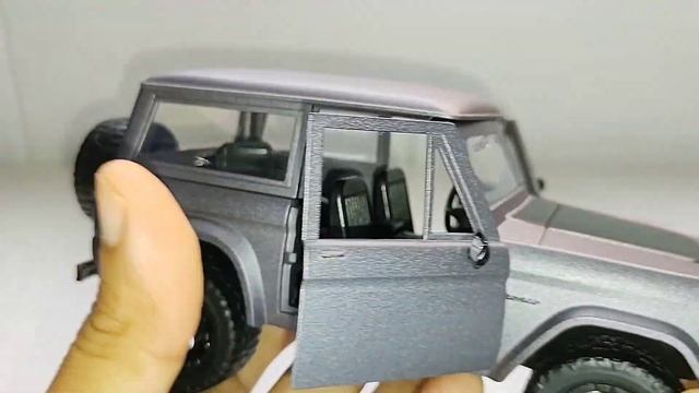 Ford Bronco 1973 escala 1/24, Jada Toys смотреть онлайн