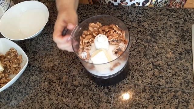 Рогалики с орехами из слоеного дрожжевого теста. смотреть онлайн