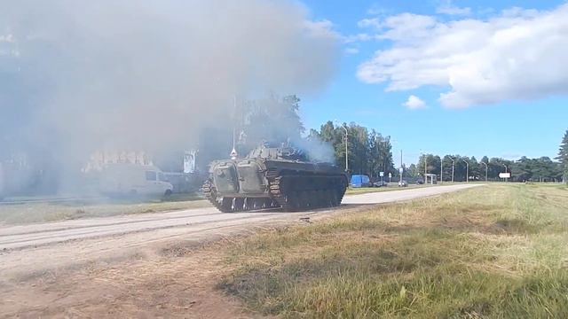 БМП-2 выезжает из леса смотреть онлайн