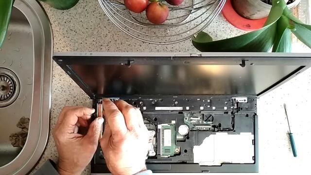 Чистка ноутбука HP 6550b и замена процессора. смотреть онлайн