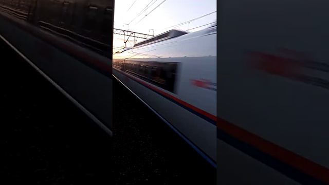 Сапсан мчится из Санкт-Петербурга в Москву смотреть онлайн