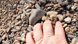 Поиск самоцветов на сибирской реке