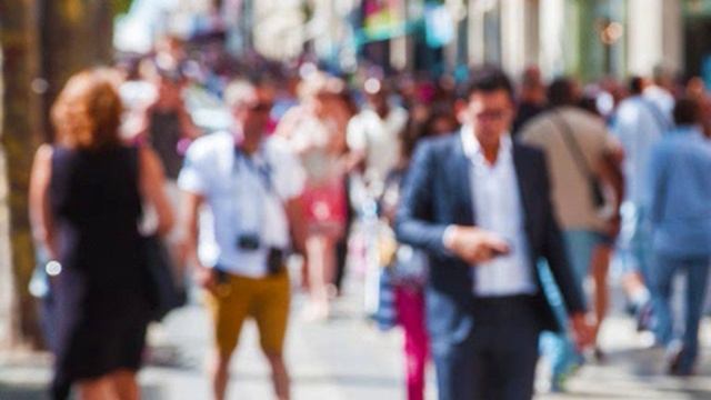 PeopleWalkingAUGorshkov.wmv