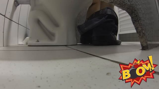 Розыгрыш. Жесткая шутка в туалете смотреть онлайн