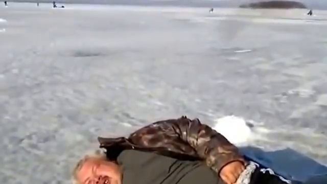 ★ Приколы на рыбалке! Пьяный рыбак спит на льду Зимняя рыбалка Ржач смотреть онлайн