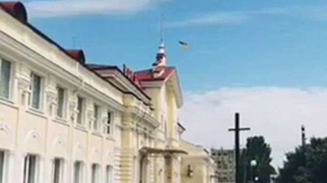В соцсетях появилось видео, как над железнодорожным вокзалом Херсона подняли украинский флаг смотреть онлайн