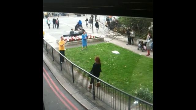 Woman Juggling at Marble Arch London смотреть онлайн