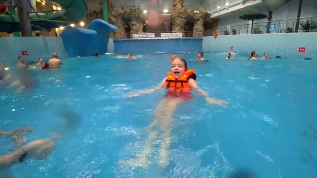 АКВАПАРК Ква-Ква Купаемся Плаваем в БАССЕЙНАХ Катаемся с горок смотреть онлайн