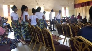 Как Африканцы танцуют и поют песни в церкви