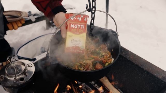 BUSHCRAFT Kokkausta Nuotiolla | 4K HQ